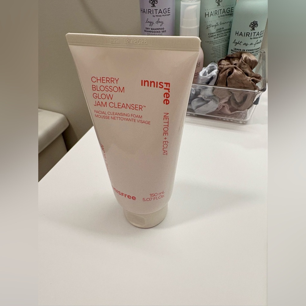 Innisfree Cherry Blossom Glow Jam Cleanser